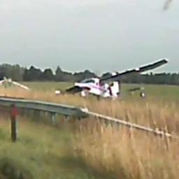 Video | Dashcambeelden tonen noodlanding vliegtuigje langs A50