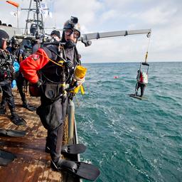 Duikteams halen 5.500 kilo afval van scheepswrakken uit Noordzee