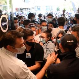 Video | Duizenden jongeren duwen elkaar omver om coronavaccin in Italië