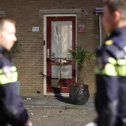 Explosie verwoest voordeur in woonwijk in Alphen aan den Rijn