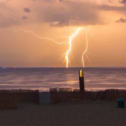 ‘Gevaarlijkste soort bliksem ter wereld’ slaat in zee bij Scheveningen