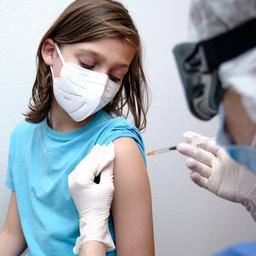 Gezondheidsraad adviseert om alle jongeren vanaf 12 jaar te vaccineren met Pfizer
