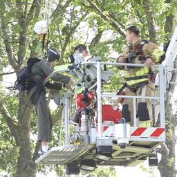 Video | Hulpdiensten redden militaire parachutist uit boom in Teuge