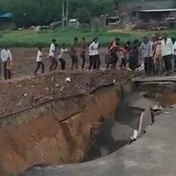 Video | Indiër filmt moment dat brug instort door zware regenval
