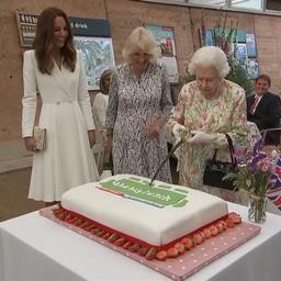 Video | Koningin Elizabeth snijdt taart met ceremonieel zwaard