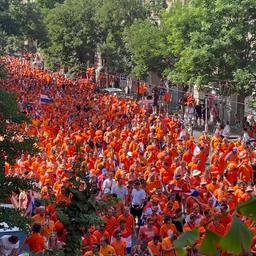 Video | Nederlandse fans lopen in enorme Oranje-mars naar stadion Boedapest