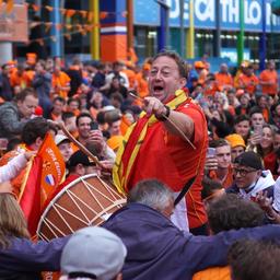 Video | Oranjefans vieren overwinning met fans Noord-Macedonië bij ArenA