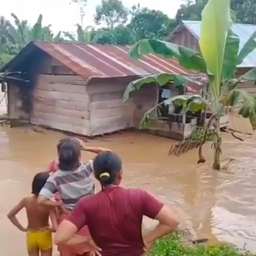 Video | Overstroomde rivier sleurt woning mee op Sumatra