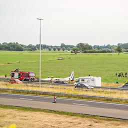 Parachutistenvliegtuig landt in weiland naast A50 bij Apeldoorn