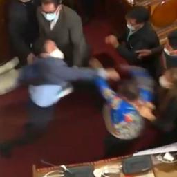 Video | Politici gaan met elkaar op de vuist in Boliviaans parlement