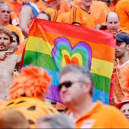 Regenboogvlag mag van UEFA wel in stadion: ‘Wij gaan niet over fanzone’