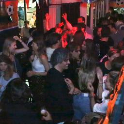 Video | Rijen voor nachtclubs en bomvolle feestcafés in Amsterdam