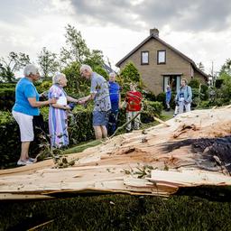 Tien tot twintig woningen in Leersum onbewoonbaar na noodweer