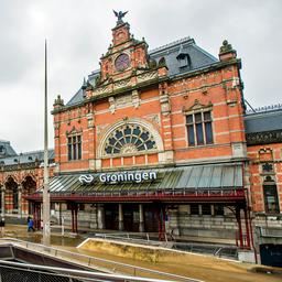 Trein ontspoort bij vertrek van station Groningen