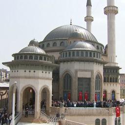Video | Turkse president Erdogan opent omstreden moskee in Istanboel
