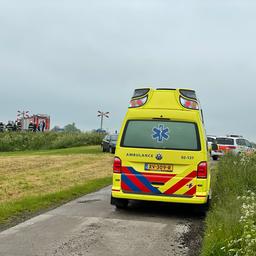 Twee doden nadat auto en trein botsen op spoorwegovergang in Fries Bozum