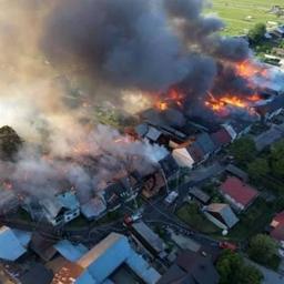 Twintig woningen in brand in Pools dorp, vier gewonden naar het ziekenhuis