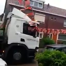 Video | Vuilniswagenchauffeur in Enschede rijdt oranje vlaggetjes kapot