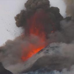 Video | Vulkaan Etna spuwt as en lava de lucht in