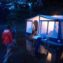 Waar moet je op letten als je kampeert tijdens een onweersbui?