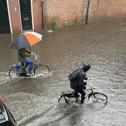 Wolkbreuk trekt dinsdagochtend over Noord-Holland, veel overlast in Hoorn