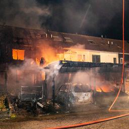 Woonblok ontruimd vanwege grote brand in Noord-Hollands Zwaag