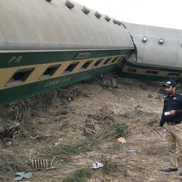 Zeker 25 doden bij treinbotsing in zuiden van Pakistan