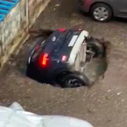 Video | Zinkgat slokt auto in Mumbai razendsnel op