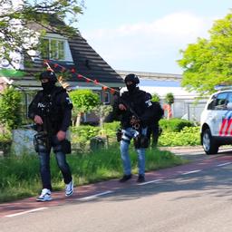 Video | Zwaarbewapende agenten en veel politie bij drugsinval in De Kwakel