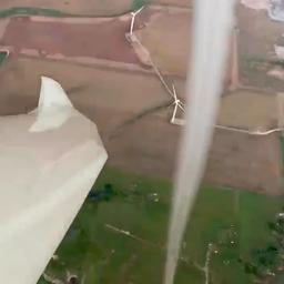 Video | Zweefvliegtuigpiloot in VS cirkelt om windhoos om te stijgen