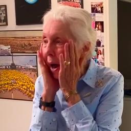 Video | 82-jarige vrouw door het dolle, ze wordt de oudste astronaut ooit