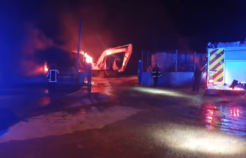 Trucks in brand bij Rodricon