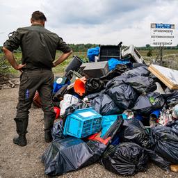 Afval opruimen in overstroomde Limburgse natuur: ‘Gaat nog maanden duren’