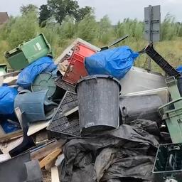 Video | Afvalberg langs Maas na overstromingen, vrijwilligers in actie