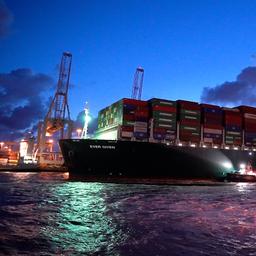 Video | Blokkeerschip Ever Given vaart haven van Rotterdam binnen