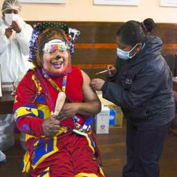 Video | Boliviaanse clowns krijgen prik om jongeren te overtuigen