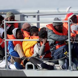 Boot slaat om bij Libië: 57 migranten verdronken, 18 gered