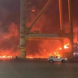 Brand en enorme explosie op schip in haven van Dubai