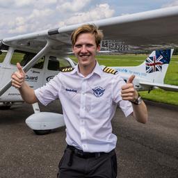 Brit (18) voltooit in Teuge als jongste persoon ooit vliegreis rond de wereld