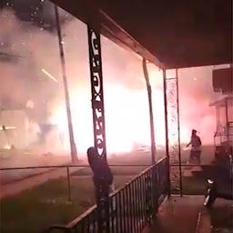 Video | Busje met vuurwerk ontploft tijdens straatfeest in VS