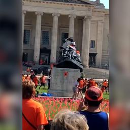 Video | Canadese betogers halen standbeelden Britse royals neer