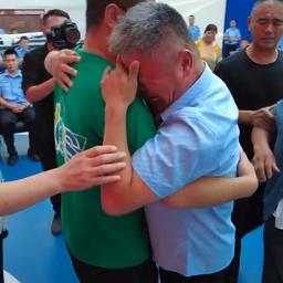 Video | Chinese vader sluit na 24 jaar ontvoerde zoon in de armen