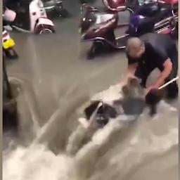 Video | Chinezen redden vrouw uit overstroomd metrostation