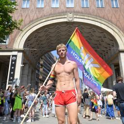 Duizenden Hongaren lopen mee in Pride-optocht voor steun aan lhbti’s