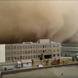Video | Enorme zandstorm hult Chinese stad in duisternis