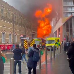 Video | Explosies en grote rookwolken bij brand onder Londens treinstation