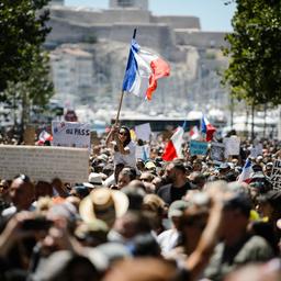 Franse coronapas versoepeld na protesten: niet nodig in kleine winkelcentra
