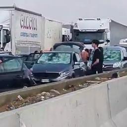 Video | Hagelstenen verbrijzelen voorruiten van Italiaanse auto’s op snelweg