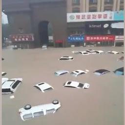 Video | Hevige overstromingen treffen Chinese stad Zhengzhou