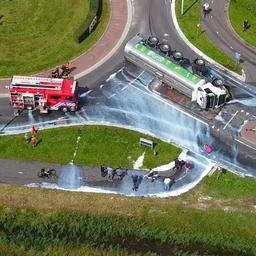 Video | Honderden liters melk stromen uit melkwagen na ongeval in Broeksterwald